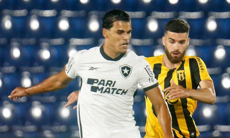 Botafogo sofre, mas empata com Guaraní e avança às quartas da Sul-Americana