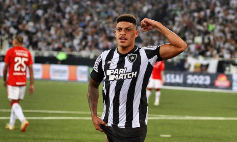 Botafogo supera frango do goleiro, vira sobre o Inter e abre 16 de vantagem