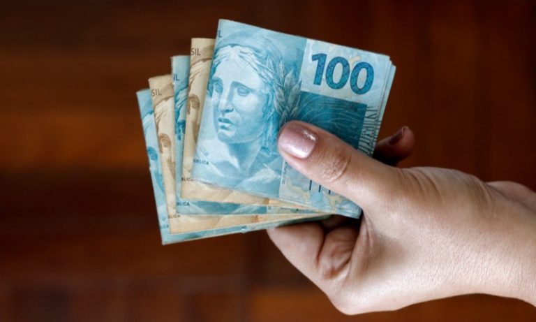 Câmara aprova MP que aumenta salário mínimo e amplia isenção do IR