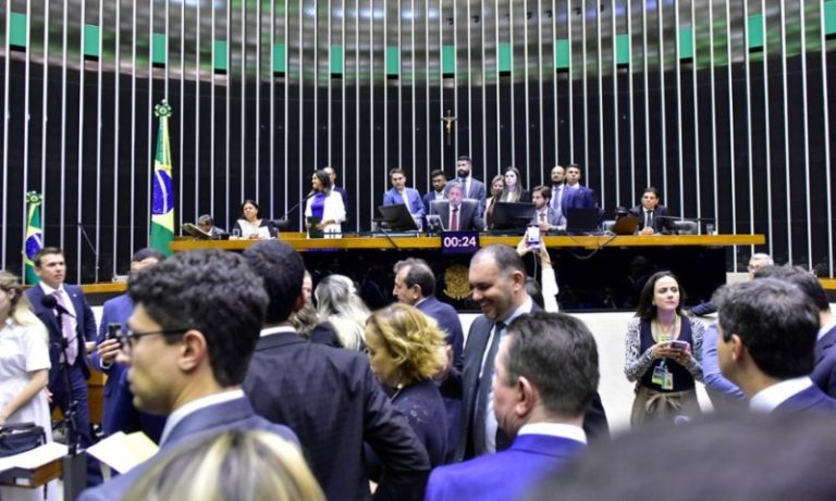 Câmara aprova reajuste de 9% dos servidores federais