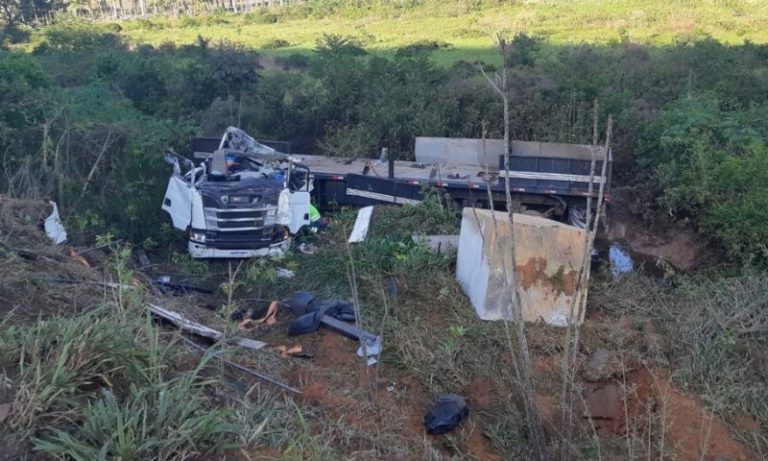 Caminhão tomba em rodovia do ES e motorista fica gravemente ferido