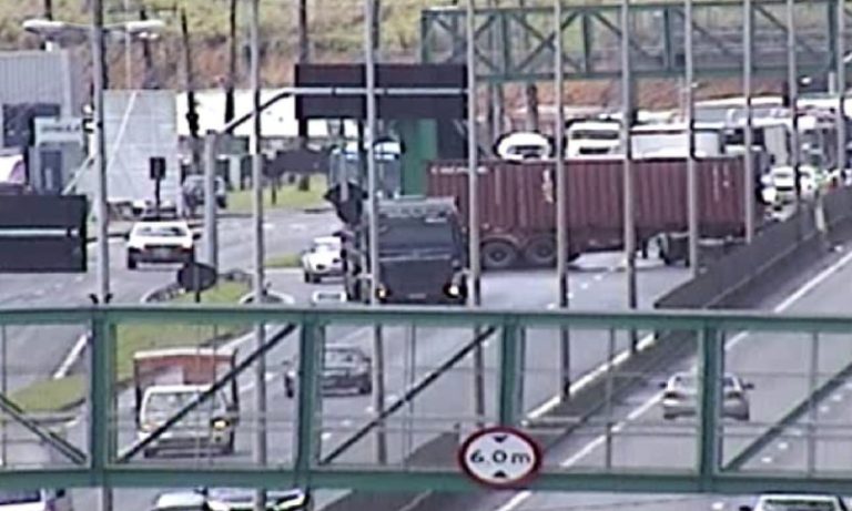 Carreta fica atravessada na pista e interrompe trânsito na BR-262 no ES