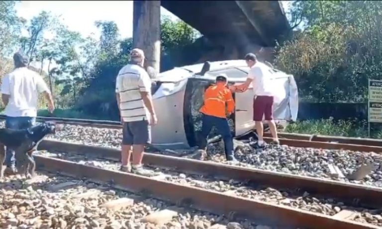 Carro cai sobre ferrovia e deixa duas pessoas feridas no Norte do ES