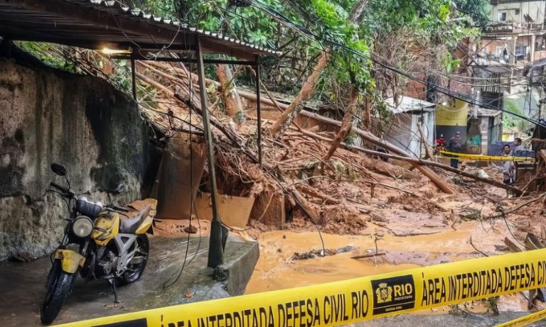 Chuva provoca deslizamentos e Rio de Janeiro permanece em estágio de mobilização