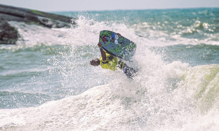 Circuito Brasileiro de Bodyboarding começa com ondas de até 2 metros