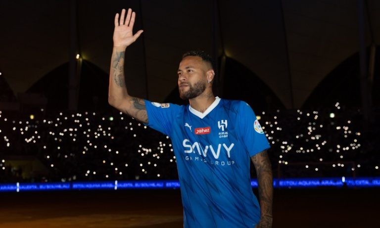 Com show de drones no céu, Neymar é apresentado antes de partida do Al Hilal