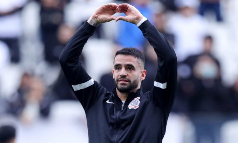 Corinthians aniquila Coritiba com virada fulminante no Brasileirão