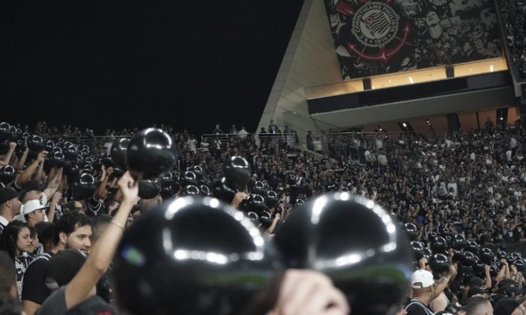 Corinthians faz minuto de silêncio para torcedores vítimas de acidente