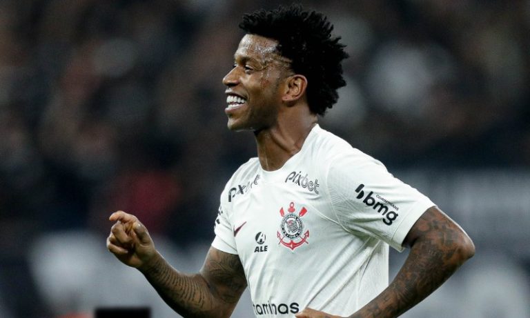 Corinthians vence Estudiantes em jogo com homenagens