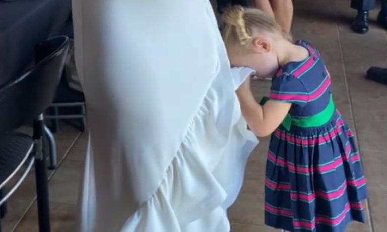 Criança usa vestido de noiva como guardanapo e viraliza