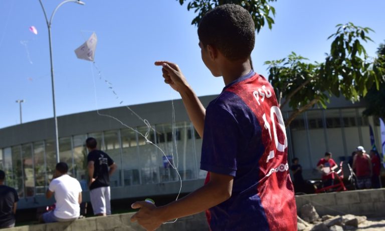 Diversão com “revoada” de pipas em Vila Velha