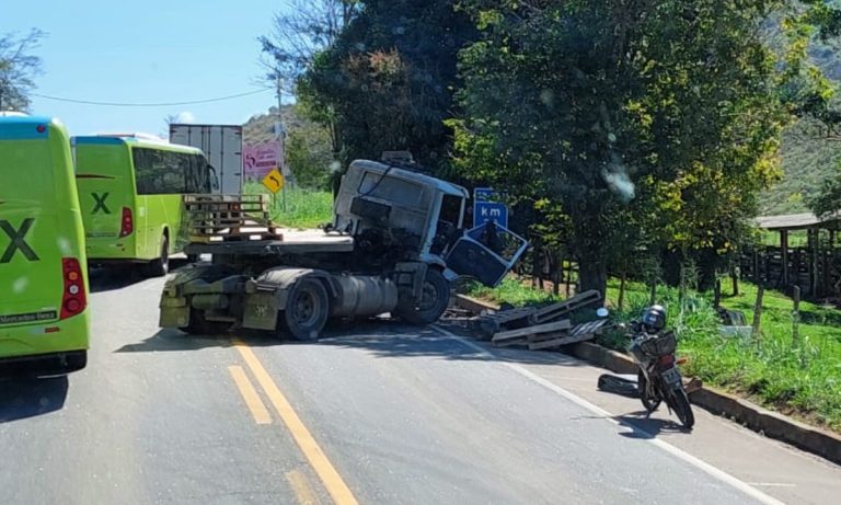 Duas pessoas morrem em acidente envolvendo carreta e carro em rodovia do ES