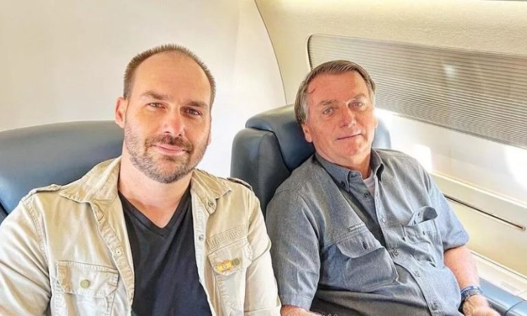 Eduardo Bolsonaro lança calendário com foto do pai mostrando cicatriz da facada