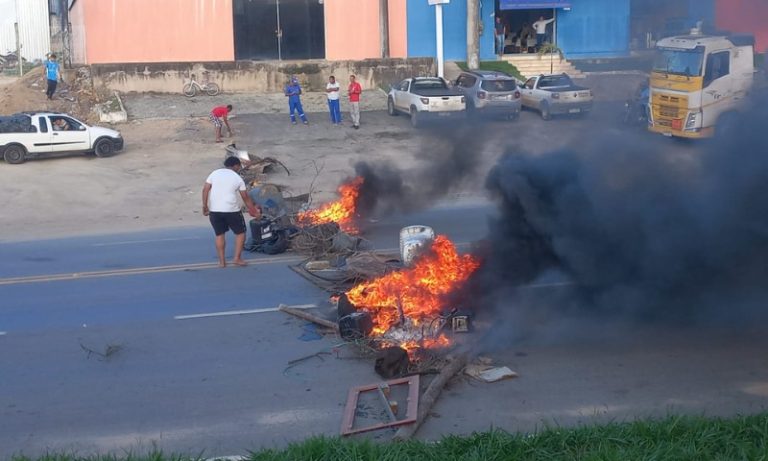 Em protesto, familiares de jovens desaparecidos fecham rodovia no ES