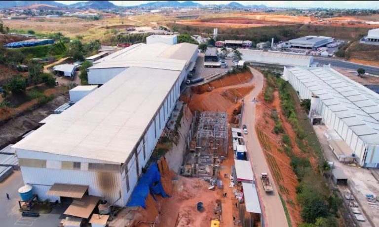 Empregos em lojas e novas indústrias no ES