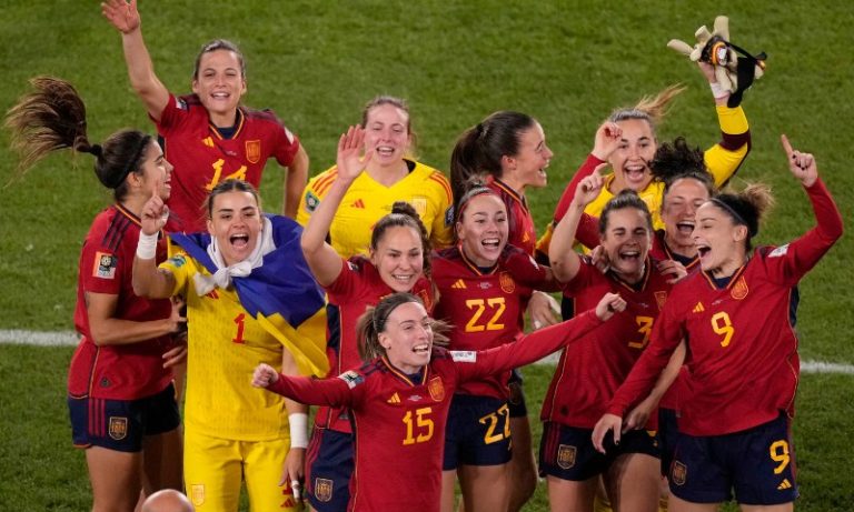 Espanha supera crise com técnico, bate a Inglaterra e é campeã da Copa do Mundo