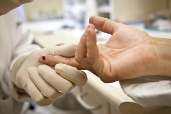 Farmácias do país começam a fazer exames de sangue e dengue. Veja a lista