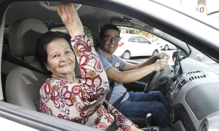 “Filhos de aluguel” oferecem ajuda para idosos