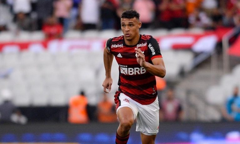 Flamengo recusa proposta de R$107 milhões por Victor Hugo