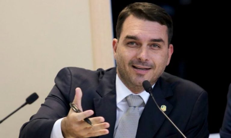 Flávio Bolsonaro diz que Jair Renan “não tem onde cair morto” após operação