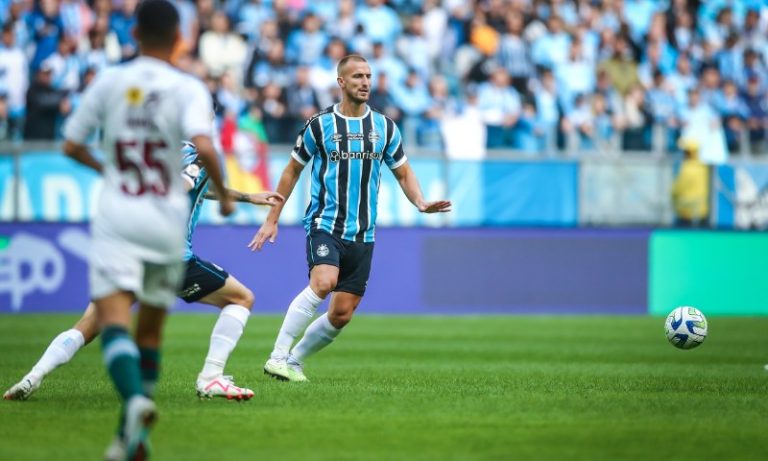 Grêmio vira sobre o Fluminense em tarde de aplausos por reestreia de Luan