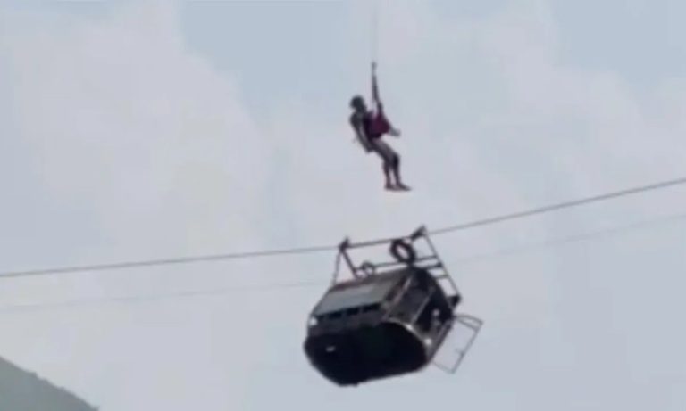 Grupo de 8 pessoas é retirado de teleférico pendurado no Paquistão