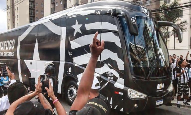 Grupo de torcedores do Fluminense joga pedra em ônibus do Botafogo