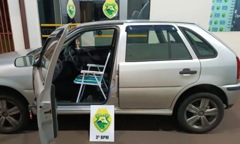 Homem é flagrado dirigindo carro com cadeira de praia no PR