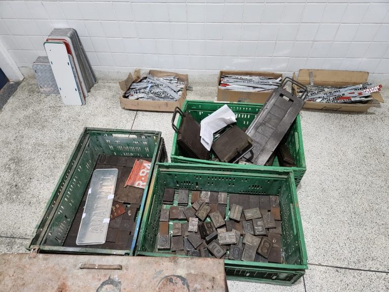 Homem é preso no Recife por confeccionar placas frias de veículos