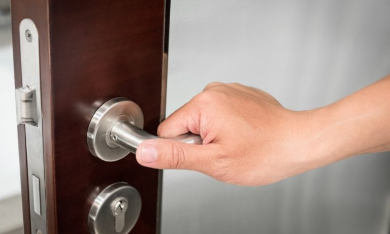 Homem é preso por entrar em quartos e massagear pés de mulheres nos EUA