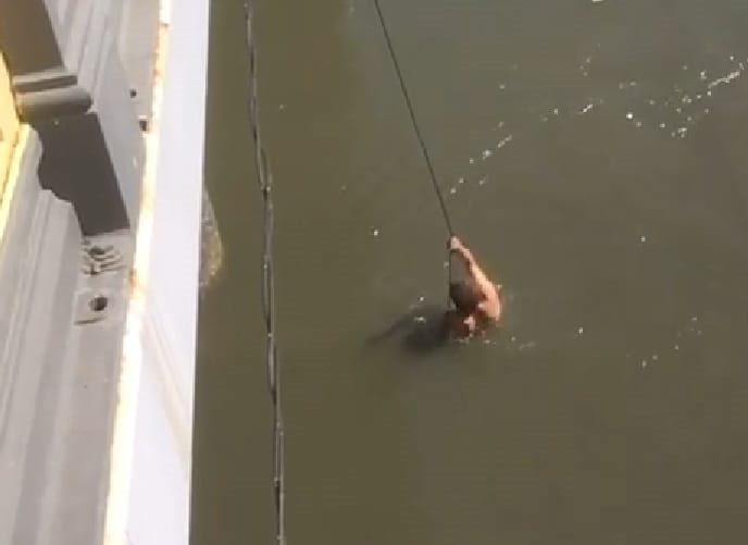 Homem morre afogado após furtar celular e pular no Rio Capibaribe