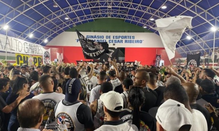 Homenagem a corintianos mortos tem bateria, hinos e muita emoção