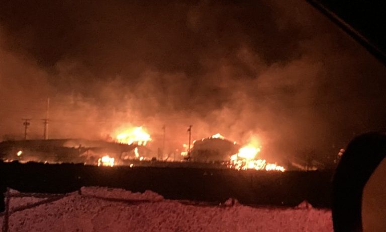 Incêndios florestais matam 6 no Havaí e forçam moradores a fugir pelo mar
