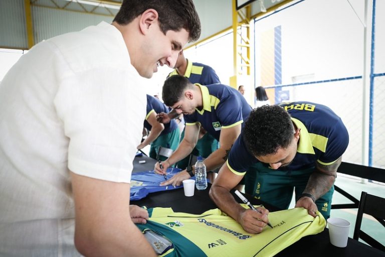 Jogadores da seleção masculina de vôlei visitam escola no Recife