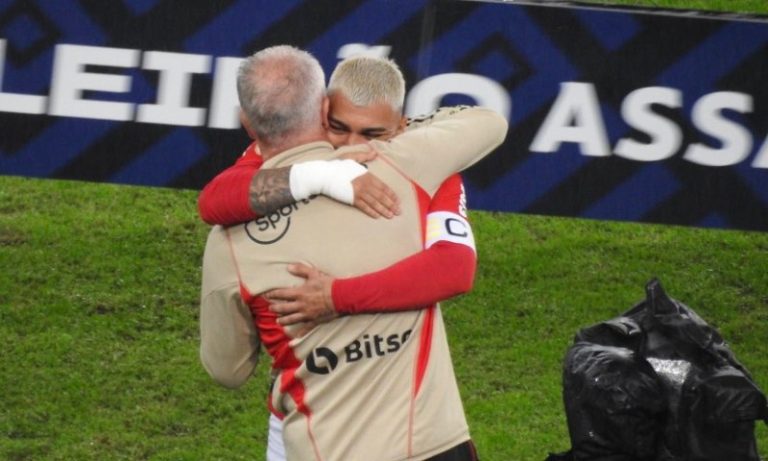 Jogadores do Flamengo abraçam Dorival Júnior antes de jogo com o São Paulo