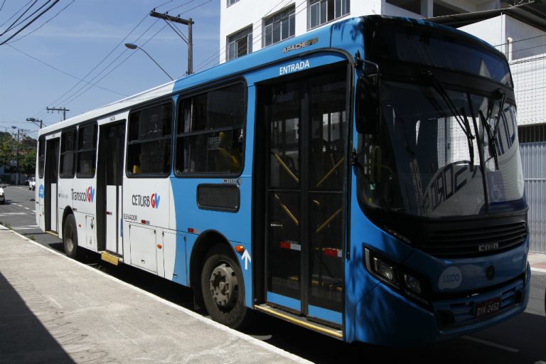 Ladrão é preso após roubar passageiro em ônibus do Transcol em Vitória