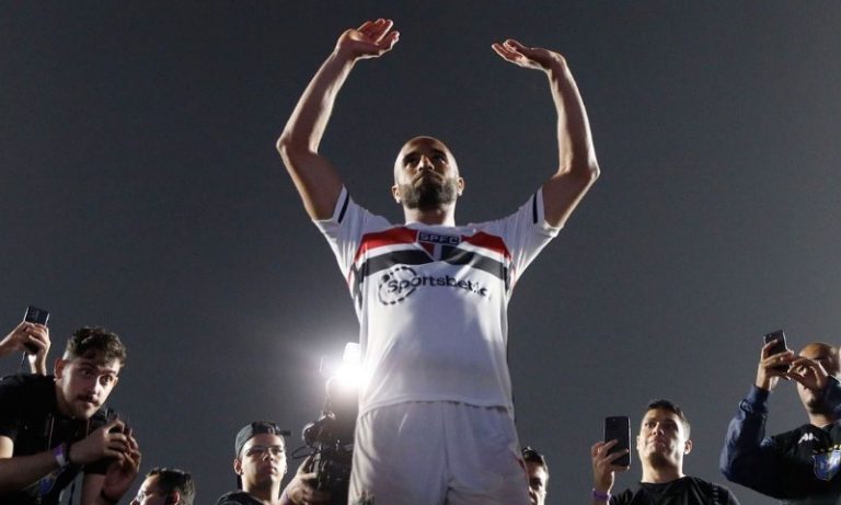 Lucas chora em campo após classificação do São Paulo