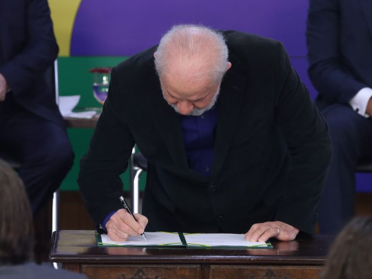 Lula sanciona novo salário mínimo com ganho real e mudança da isenção no IR