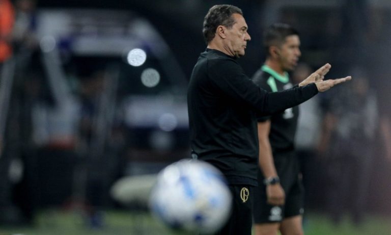 Luxa vê copo meio cheio, mas Corinthians sofre mais uma vez em decisão