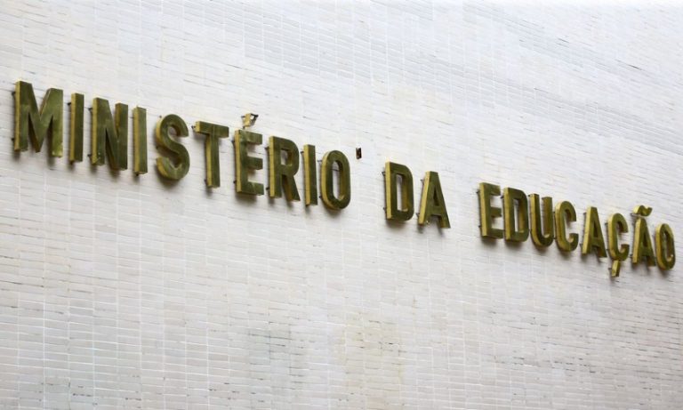 MEC abre concurso com 220 vagas e salário de R$ 6.255,90