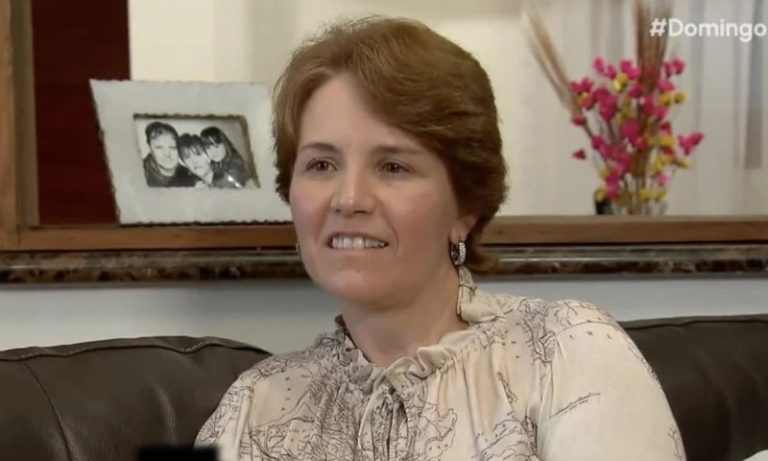 Mãe de Larissa Manoela ri de acusação: “Não teria R$ 10? Você acredita nisso?”