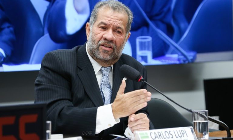 Mais 1 milhão na fila do INSS este mês