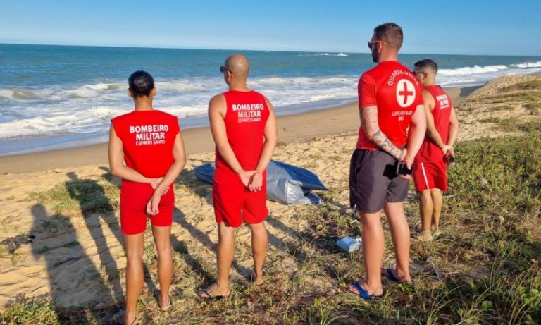 Mais duas pessoas morrem ao cair de pedra em praia de Guarapari