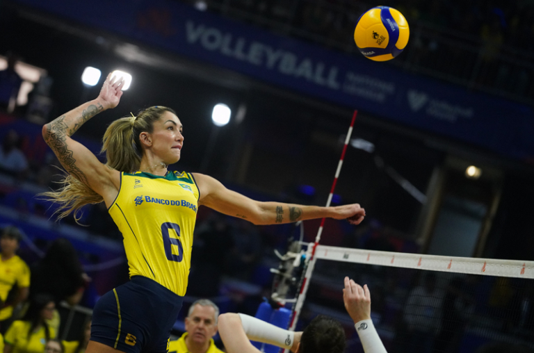 Meninas do Brasil fazem a festa da torcida recifense na estreia do Sul-Americano