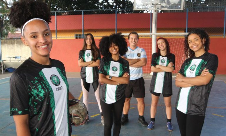 Meninas sonham com carreira no futebol