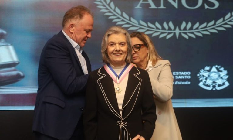 Ministra do STF recebe maior honraria concedida pelo governo do ES