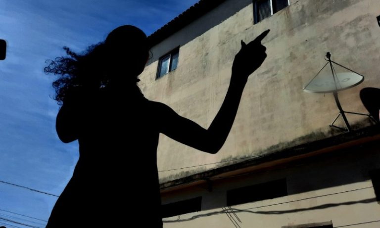 Morador de rua salva mulher durante agressão de marido na Serra
