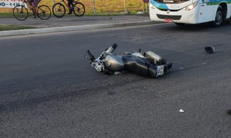 Motociclista morre após colidir com caminhão na Serra