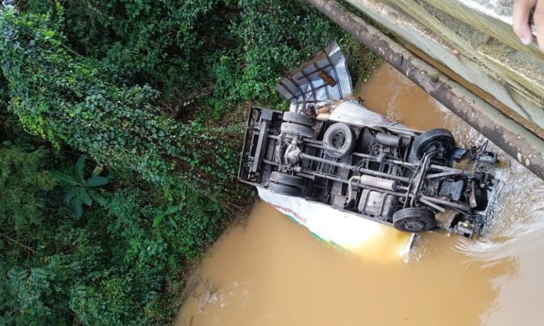 Motorista morre após caminhão cair de ponte na BR-101 no ES