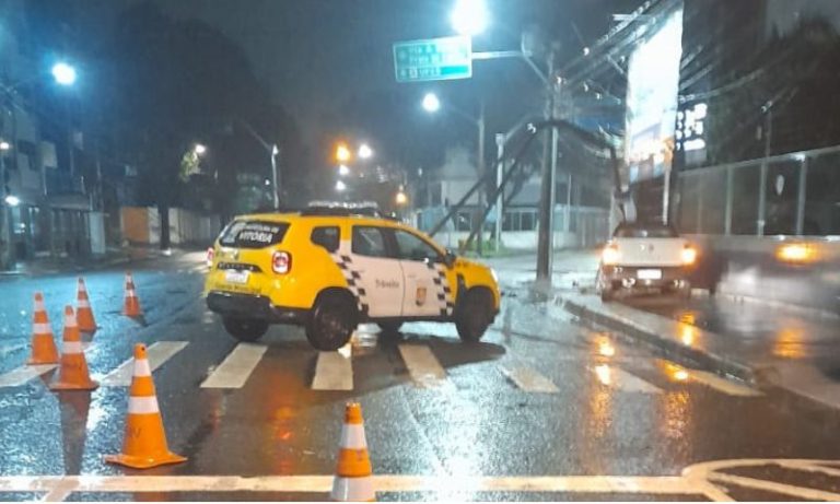 Motorista perde controle do carro e bate em poste em Vitória